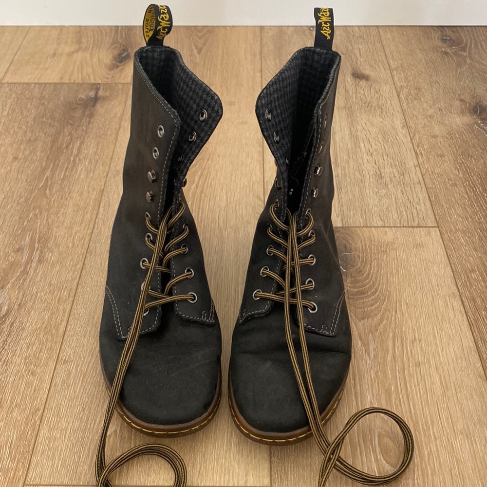 BLACK DOC MARTENS SIZE EU 39 USA 8 Air Ware Soles Bouncing